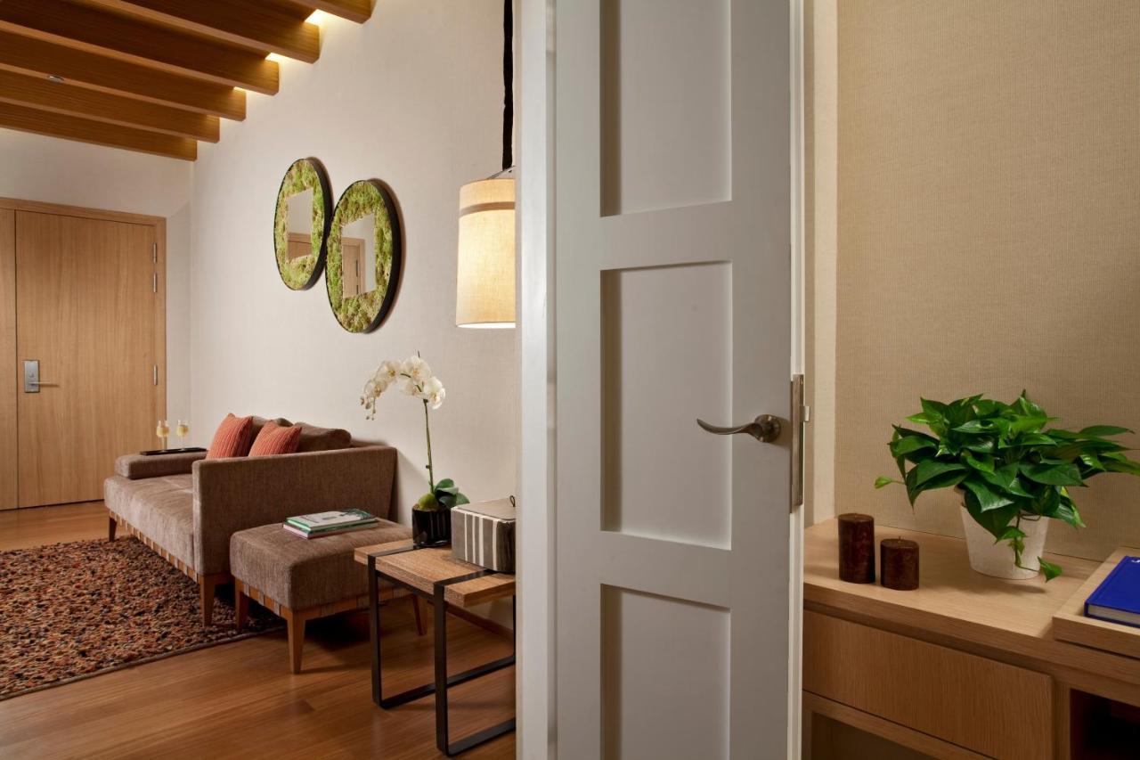 Oasia Resort Sentosa By Far East Hospitality Singapore Exteriör bild A door opening into a living room