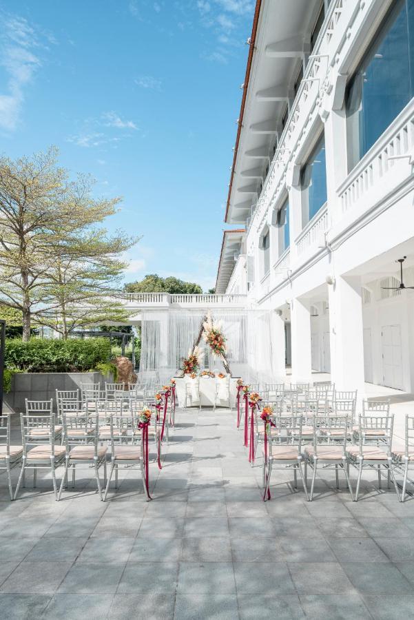 Oasia Resort Sentosa By Far East Hospitality Singapore Exteriör bild The lawn at the Fullerton Hotel
