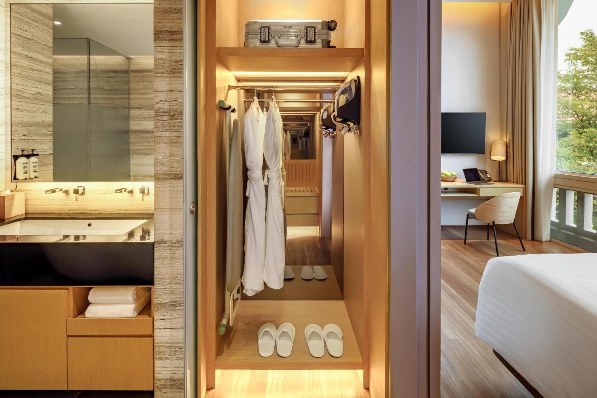 Oasia Resort Sentosa By Far East Hospitality Singapore Exteriör bild A walk-in wardrobe