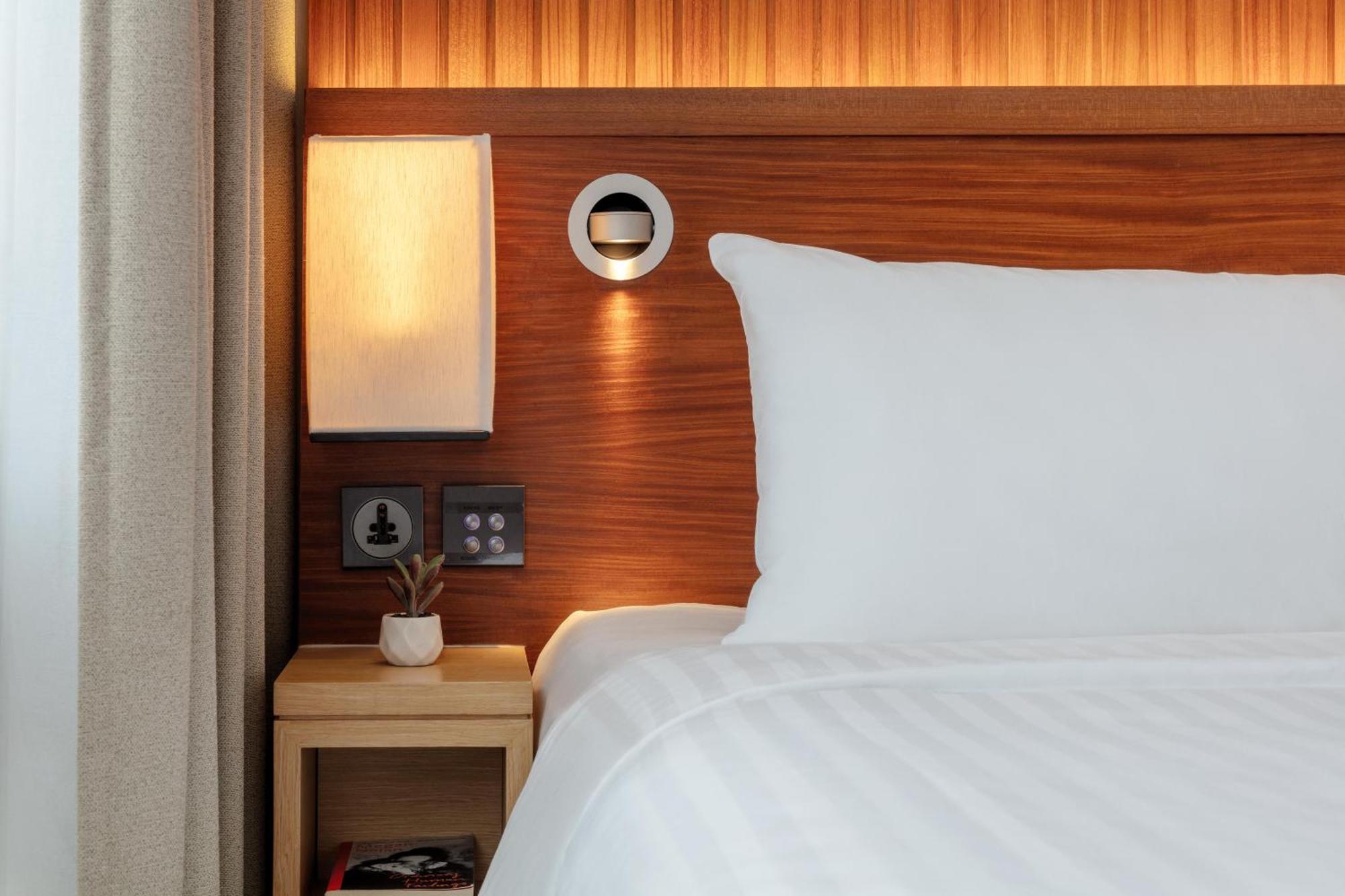 Oasia Resort Sentosa By Far East Hospitality Singapore Exteriör bild A bedside table