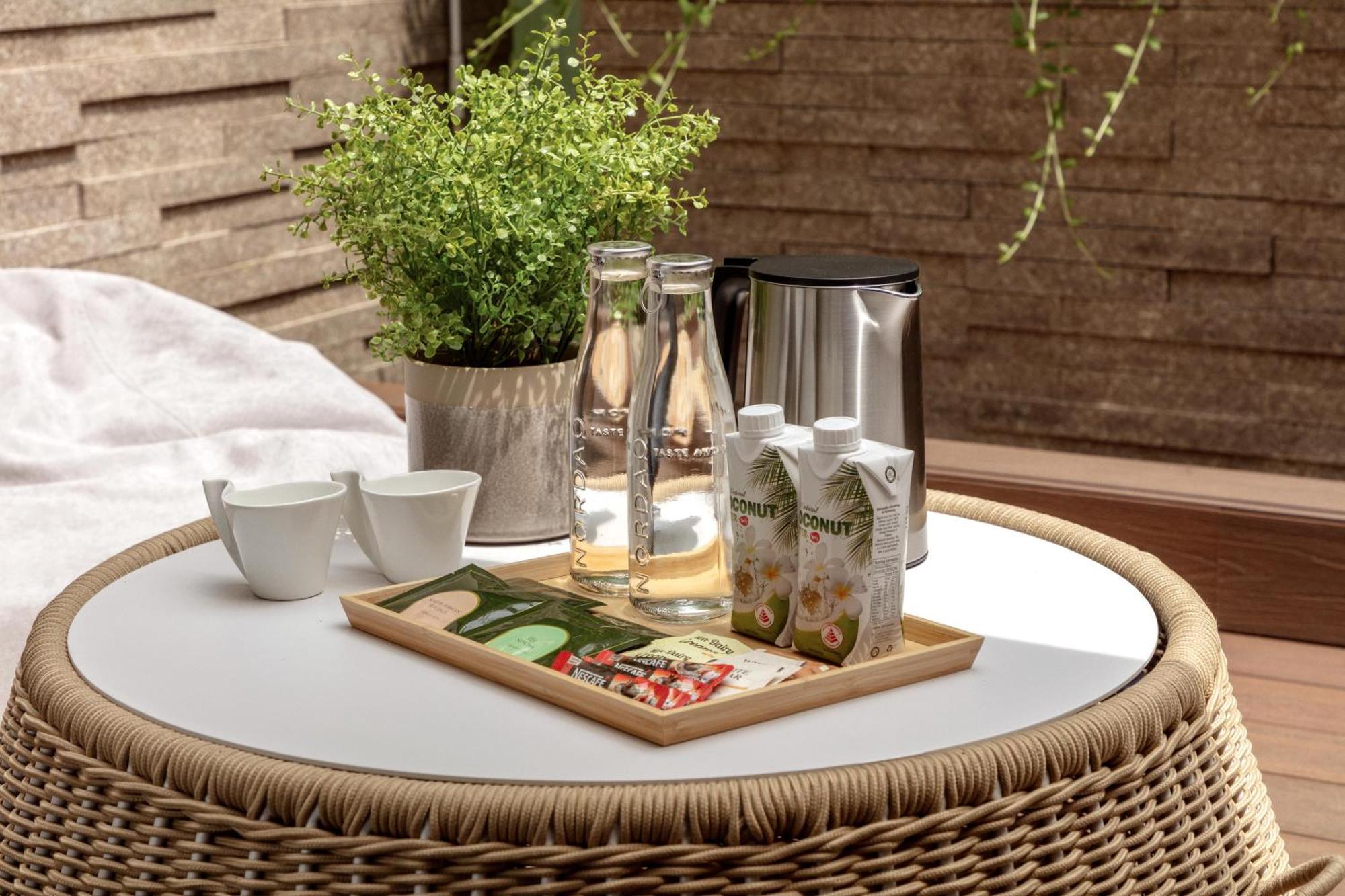 Oasia Resort Sentosa By Far East Hospitality Singapore Exteriör bild A tea tray